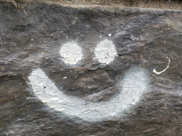 喷绘白色笑脸表情图片下载