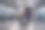 一位年轻的母亲和她蹒跚学步的孩子探索机场航站楼。图片下载