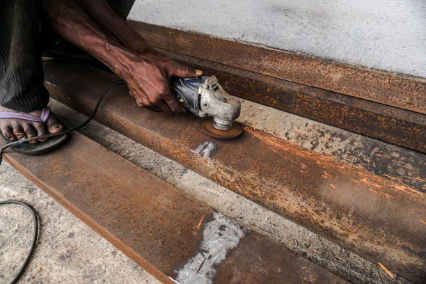 用电火花锯金属。库存图片背景图片下载