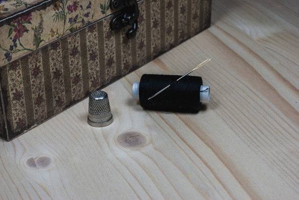 木工背景上的缝纫工具8图片下载