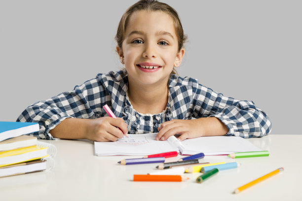 小女孩在画画图片下载