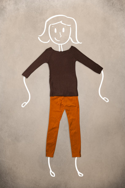 把衣服和女人画在一起图片下载