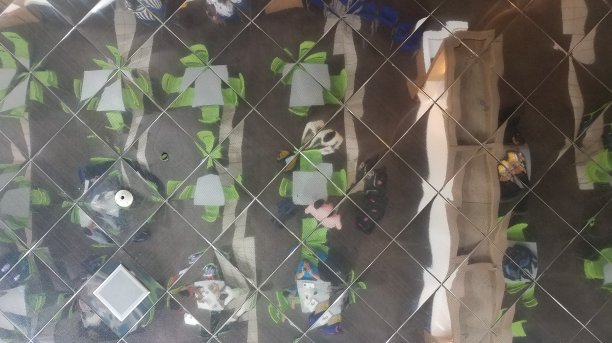 人们坐在金属反射的椅子和桌子上图片下载