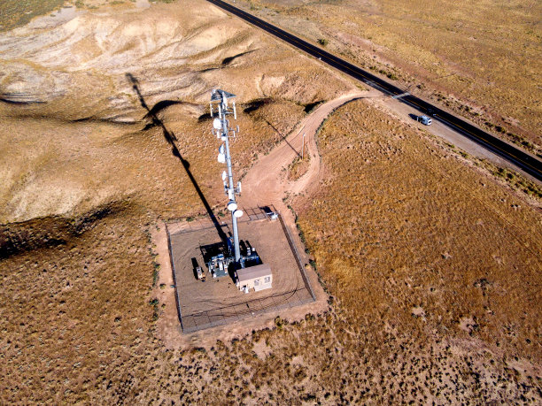 沙漠中的蜂窝中继塔，航拍在夏天图片下载