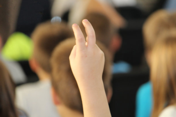 孩子举起两个手指图片下载