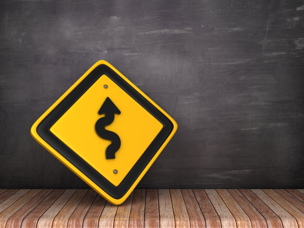 蜿蜒的道路在黑板上的道路标志背景- 3D渲染图片下载