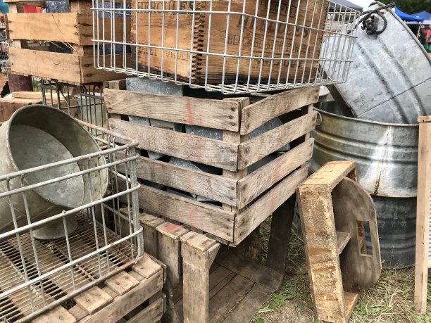 旧的木头和金属盒子和板条箱堆放在外面图片下载