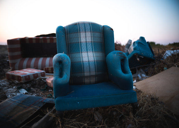 街上的垃圾家具图片下载