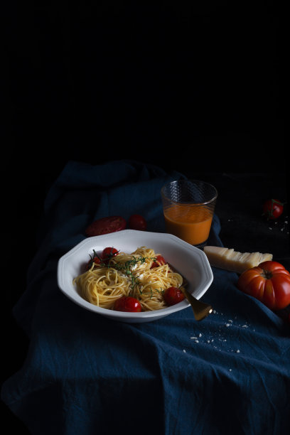 意大利面配炸樱桃番茄和百里香图片下载