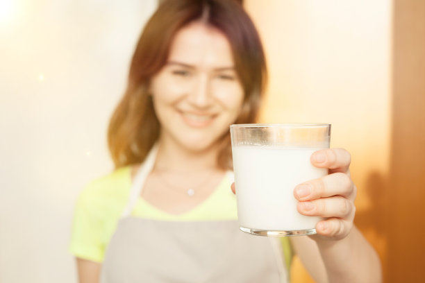 年轻女人在厨房里图片下载