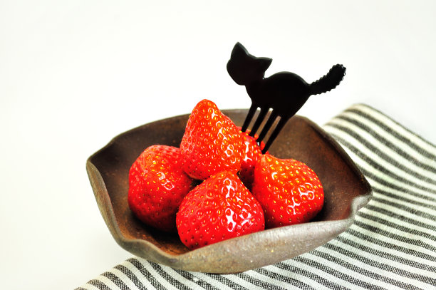 盘子里的草莓图片下载