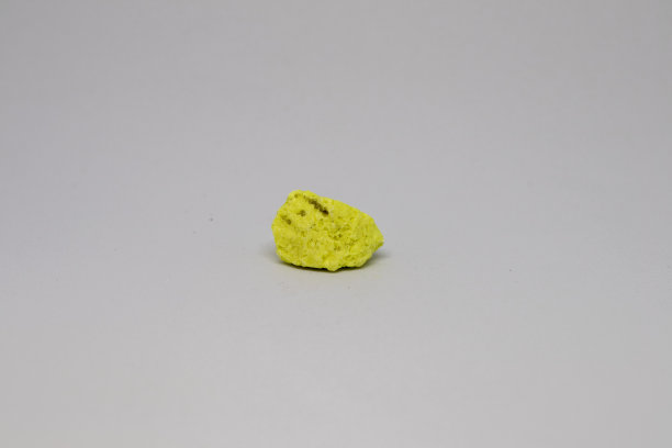 来自墨西哥的硫磺矿物，白色背景图片下载