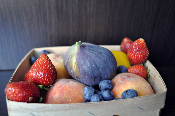鲜亮多汁的新鲜水果和浆果。桃子，无花果，草莓，蓝莓图片下载