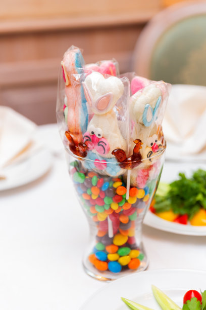 孩子生日派对上的糖果。餐桌上装饰着五颜六色的卡通兔子形状的蛋糕。图片下载