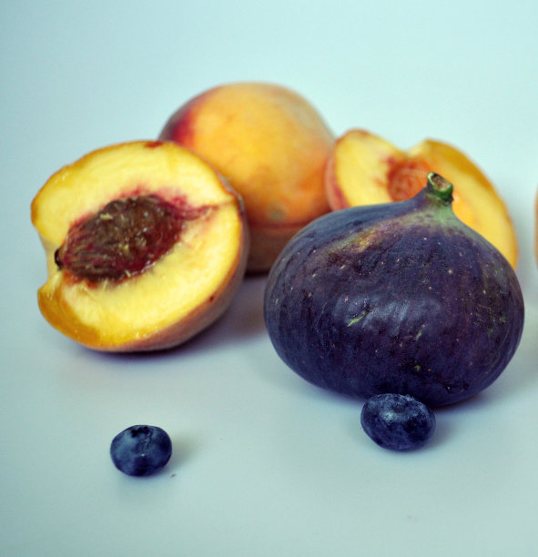 鲜亮多汁的新鲜水果和浆果。桃子，无花果，草莓，蓝莓图片下载