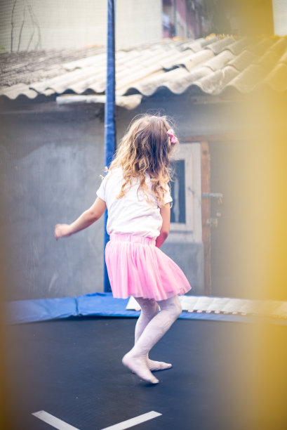 女孩正在户外的操场上玩图片下载