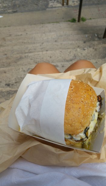 在楼梯上吃面包的女人图片下载