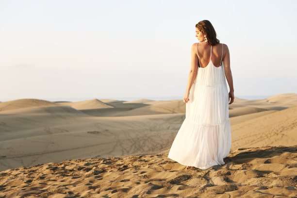 美丽的白衣女孩图片下载