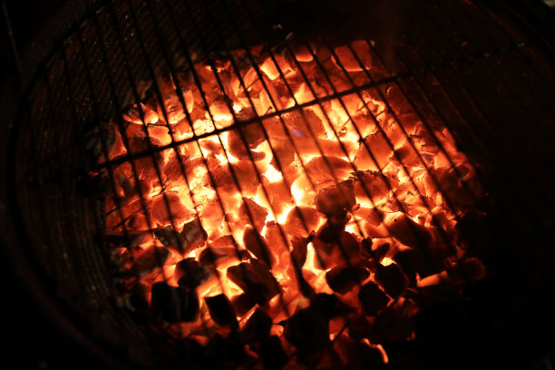 在烤架上烧煤图片下载