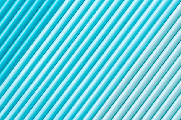 饮用稻草日背景在蓝色。图片下载