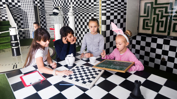 孩子们在象棋探索室里玩图片下载