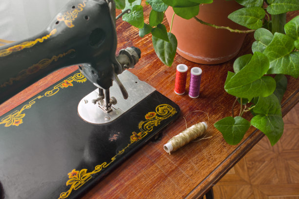 缝纫机上的缝纫线图片下载