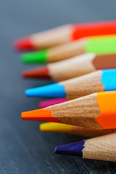 深色背景上的彩色铅笔图片下载