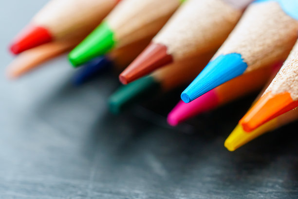 深色背景上的彩色铅笔图片下载