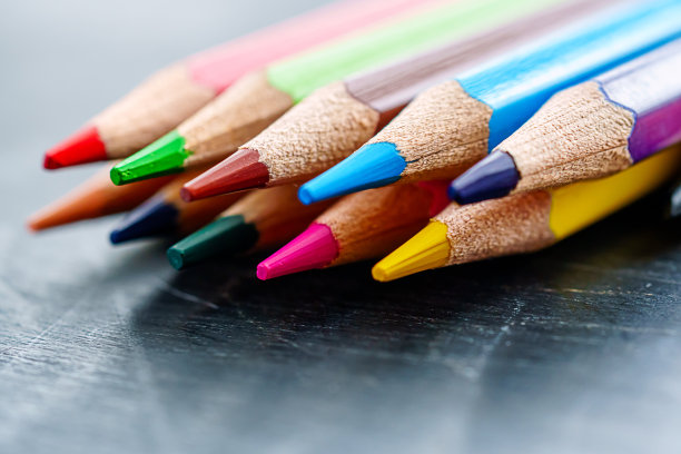 深色背景上的彩色铅笔图片下载