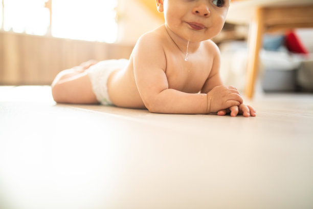 蹒跚学步的小男孩爬着流口水图片下载