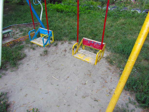 老孩子们在院子里荡秋千。照片图片下载