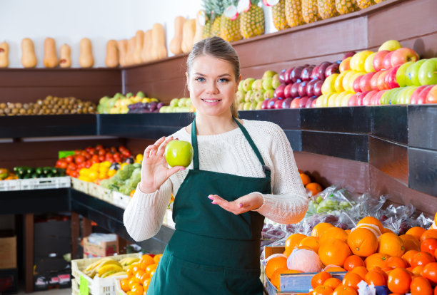穿着围裙的好女人新鲜的苹果和水果图片下载