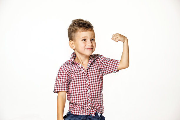 英俊的男孩显示他的力量在白色的背景图片下载