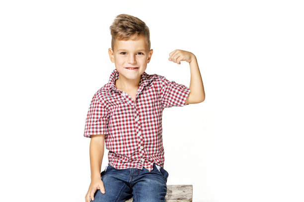 英俊的男孩显示他的力量在白色的背景图片下载