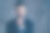 肖像迷人的男子触摸他的下巴看起来穿着时尚的夹克孤立在灰色的背景图片下载