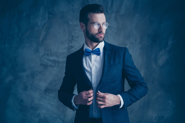 侧面照片沉思的男子触摸他的夹克看起来穿着西装领结孤立在灰色背景图片下载