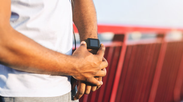 黑人的手在智能手表上检查心率图片下载