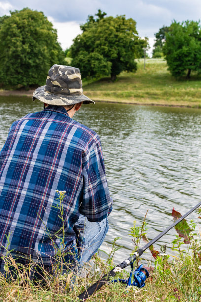 渔夫在湖上钓鱼图片下载