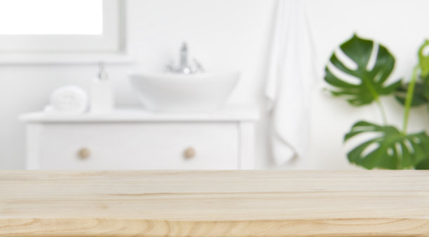 木质桌面模糊浴室背景，设计重点视觉布局图片下载