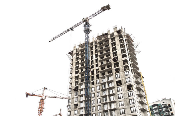 建筑工地，正在建造新房，起重机，白色的天空背景图片下载