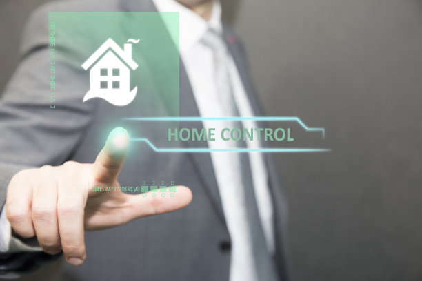 虚拟屏幕上的智能家居自动化概念。图片下载