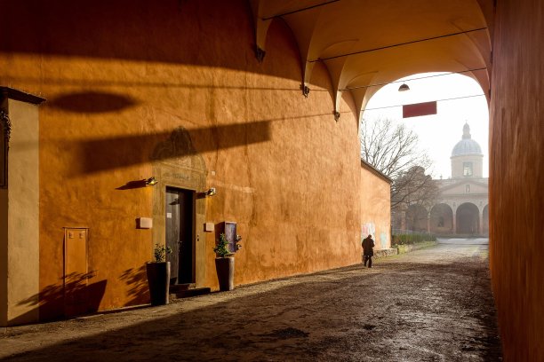 日落时分的意大利小巷图片下载