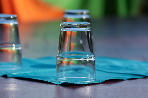 绿松石餐巾上放着玻璃杯图片下载