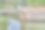 一根生锈的旧铁链在一个木码头边上放进水里。夏天，湖面上阴天图片下载