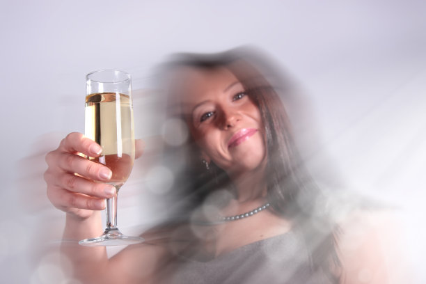 年轻的成年女子喝酒的肖像图片下载