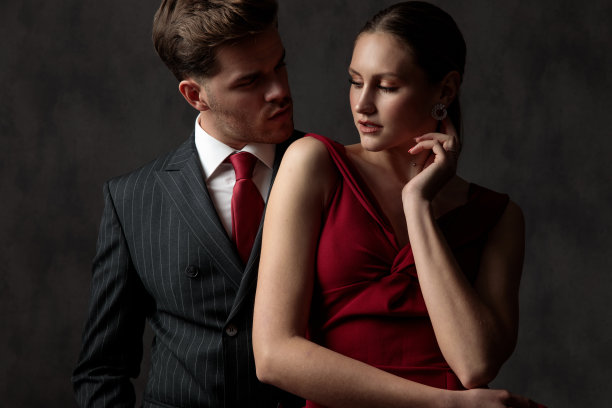 一对夫妇渴望地看着对方图片下载