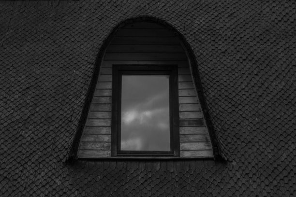 窗中的天空反射图片下载