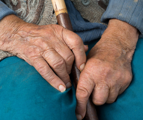老农妇的手图片下载