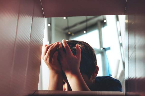 悲伤的小男孩得到糟糕的礼物图片下载