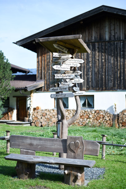 木制方向的迹象。奥地利,Langelfeld。图片下载